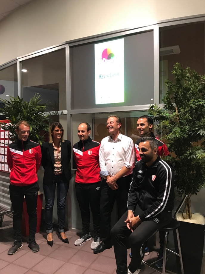 Mr Christian COCHARD et son assistante Caroline accompagnés par le staff sportif du SC Beaucouzé Mr Christian COCHARD et son assistante Caroline accompagnés par le staff sportif du SC Beaucouzé