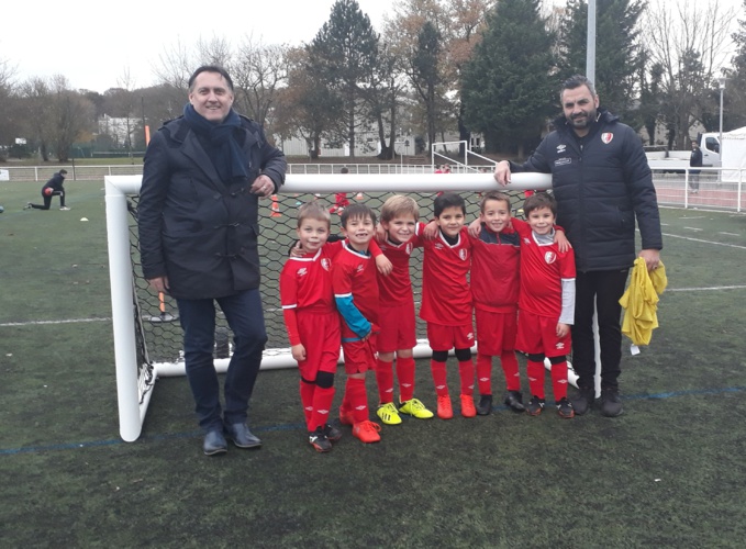 Stéphane MARTINEZ à gauche sur la photo avec notre équipe de jeunes et le souriant Coach !