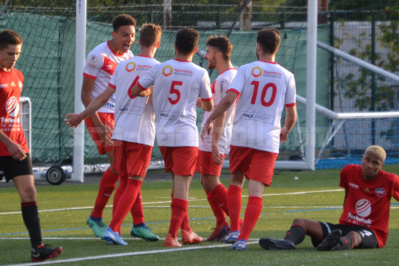 Kenny KING (à gauche) et François BERTHÉ (n°10) ont parachevé une belle victoire. Kenny KING (à gauche) et François BERTHÉ (n°10) ont parachevé une belle victoire.