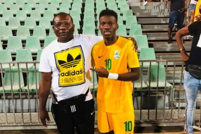 Frantz Bebeto ATOUKOU, avec son papa, le week-end dernier sous le maillot de la sélection de la Guyane. (Photo DR)