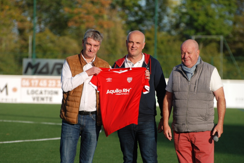 Loïc Bouget Dirigeant Aquila RH (premier en partant de la gauche) Loïc Bouget Dirigeant Aquila RH (premier en partant de la gauche)