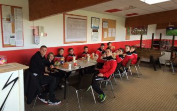 Ludovic Butelle (gardien d'Angers SCO) en pause collation avec les stagiaires en herbe. Ludovic Butelle (gardien d'Angers SCO) en pause collation avec les stagiaires en herbe.