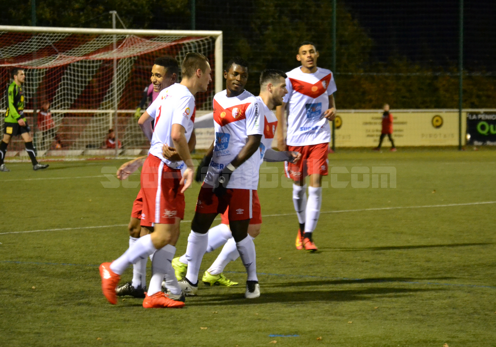 Poissonneau buteur et c'est Beaucouzé qui rit. Poissonneau buteur et c'est Beaucouzé qui rit.