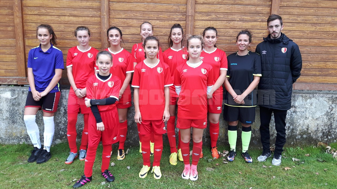 Emilien Ferreux et ses U14F sont sur le pont de l'entraînement. Emilien Ferreux et ses U14F sont sur le pont de l'entraînement.