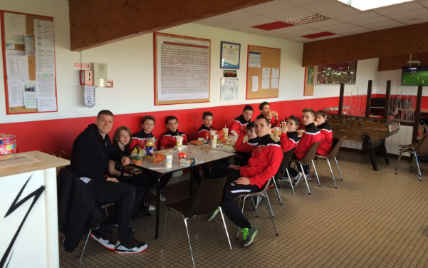 Ludovic Butelle (gardien d'Angers SCO) en pause collation avec les stagiaires en herbe.