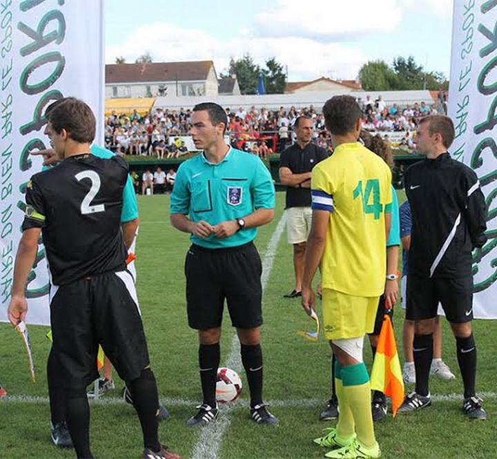 Maxime Bachelot arbitrant la finale du tournoi Carisport en 2015 entre Angers SCO et le FC Nantes.